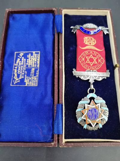 老王徽章第三十五期 - 英国共济会奖章     二战前实发版手刻铭文，925银打标（上挂也为银质），原盒（盒子底部链接处有些松动））