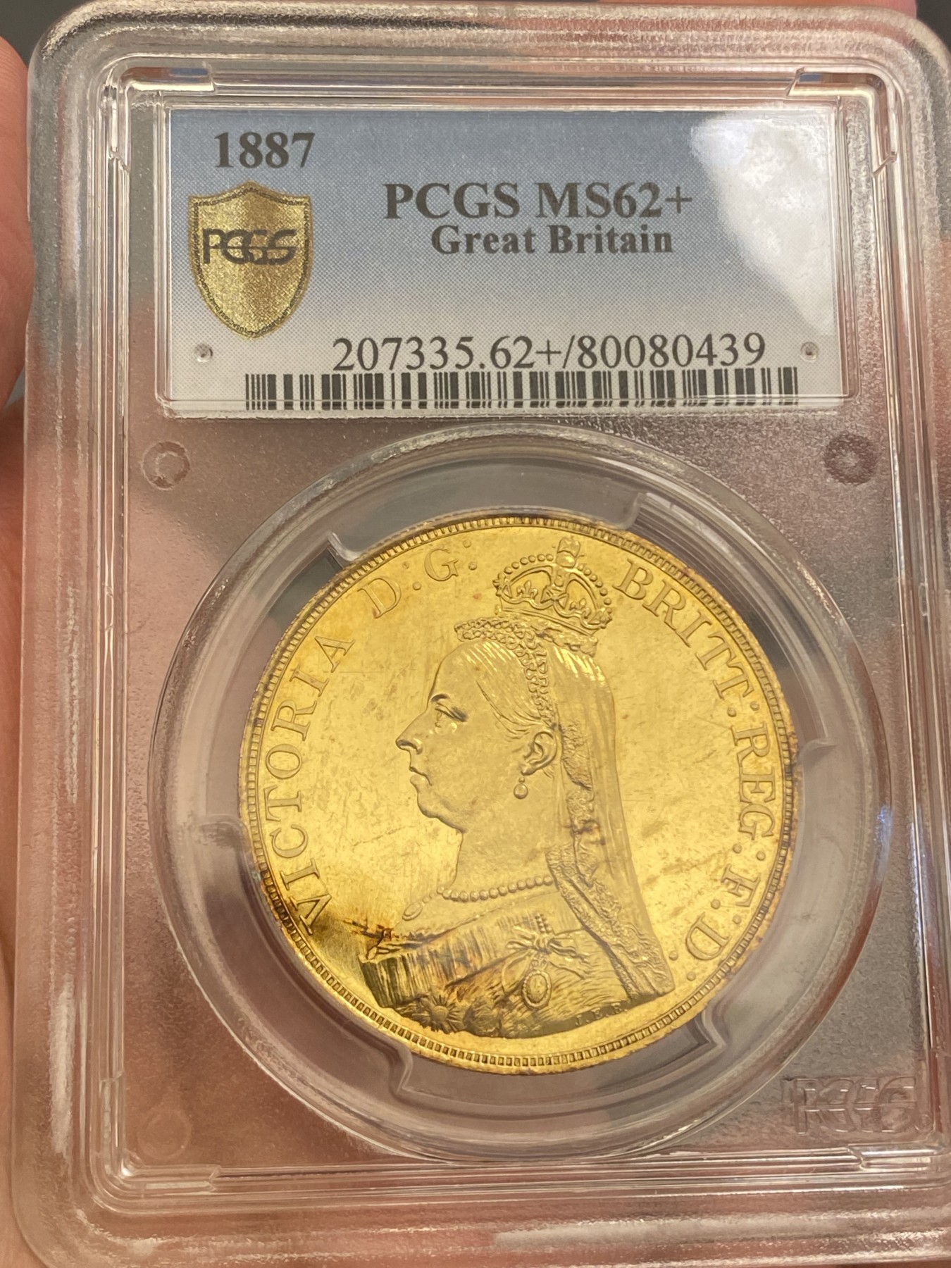 万国钱币拍卖第023期（金辉银韵之夜） PCGS MS62+ 1887英国维多利亚女王5镑金币 发行量54000枚，近40g的重量足以在流通金币当中傲视群雄，黄金的闪耀与经典的圣乔治屠龙完美结合，此枚打制深峻，底板类镜面质感，光泽强烈，在黄金暴涨的大环境下，堪称投资与收藏的双赢之选，再高半分的价格可能就是另一个档次的存在，此次入手机会切勿错过。