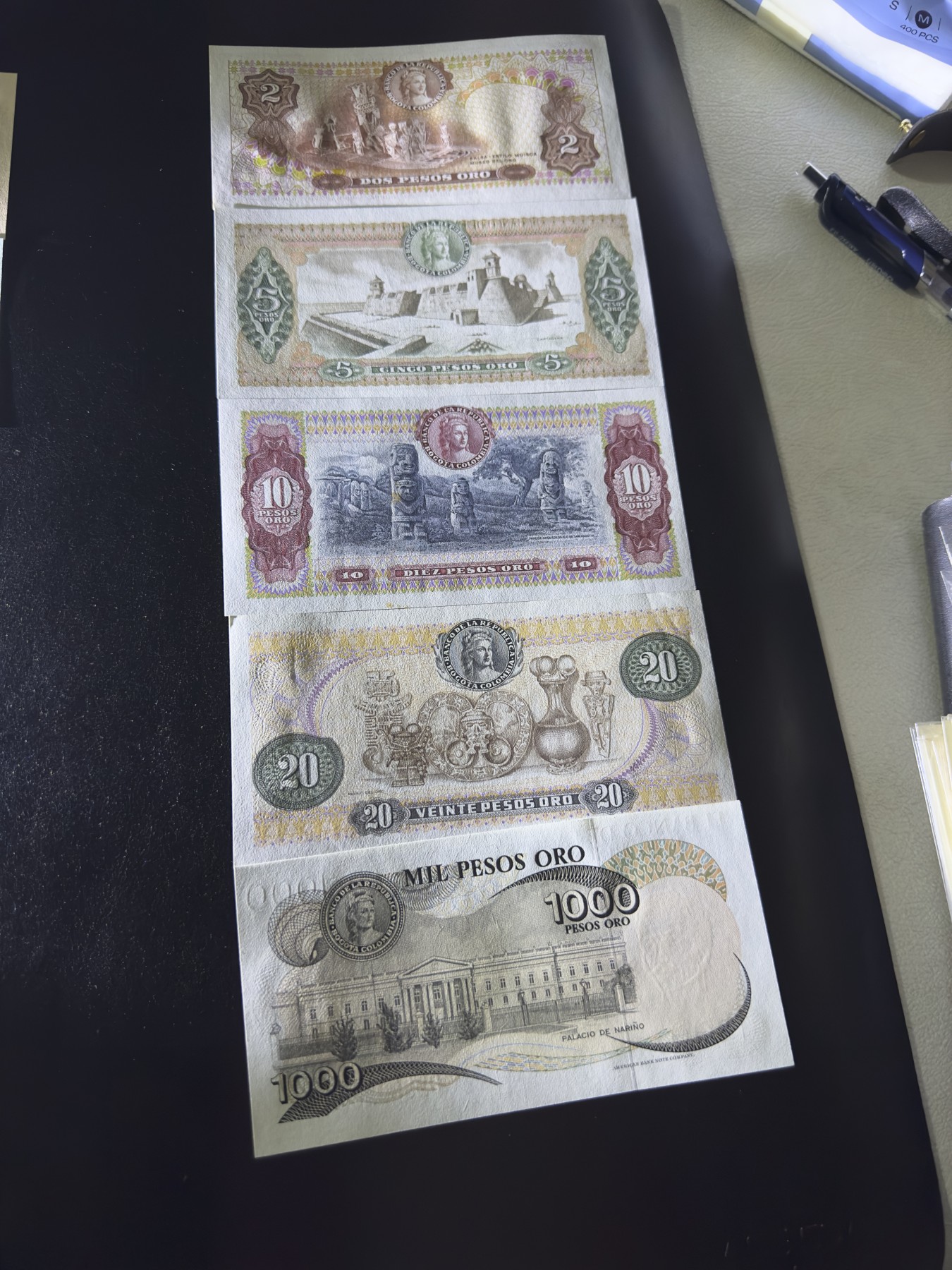 《外钞收藏家》第三百五十六期（美洲纸币专场） 哥伦比亚2/5/10/20/1000比索，5枚 有两张有黄斑