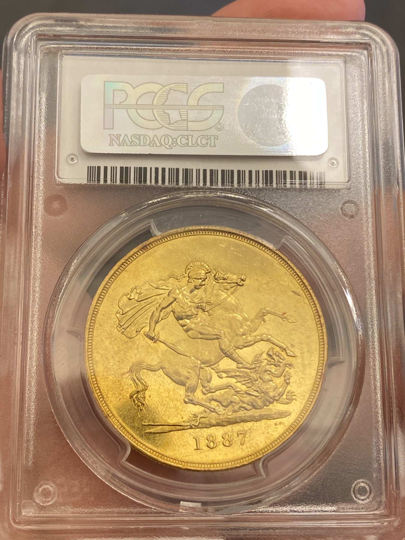 万国钱币拍卖第023期（金辉银韵之夜） PCGS MS62+ 1887英国维多利亚女王5镑金币 发行量54000枚，近40g的重量足以在流通金币当中傲视群雄，黄金的闪耀与经典的圣乔治屠龙完美结合，此枚打制深峻，底板类镜面质感，光泽强烈，在黄金暴涨的大环境下，堪称投资与收藏的双赢之选，再高半分的价格可能就是另一个档次的存在，此次入手机会切勿错过。