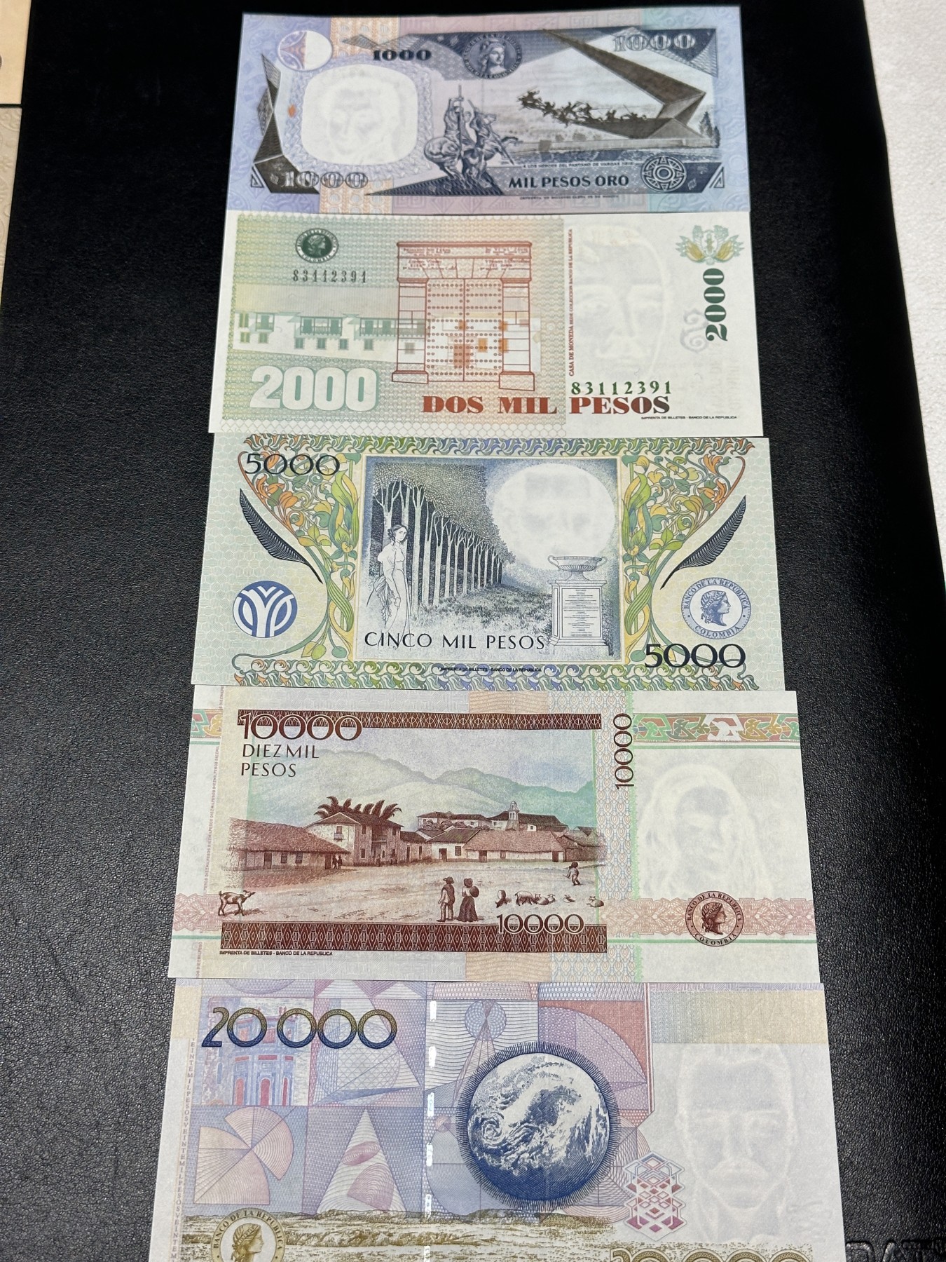 《外钞收藏家》第三百五十六期（美洲纸币专场） 哥伦比亚1000/2000/5000/10000/20000比索，5枚 全新 个别有潮癍