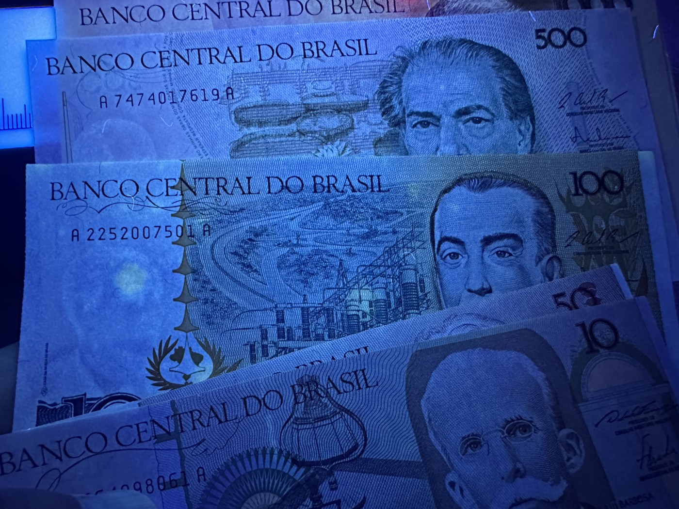 《外钞收藏家》第三百五十六期（美洲纸币专场） 巴西1986版套币10-5000，计6枚 全新 个别有潮