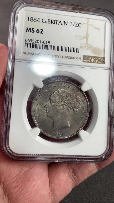 万国钱币拍卖第023期（金辉银韵之夜） NGC MS62 1884英国小维半克朗 包浆均匀一色，非常舒服的状态。