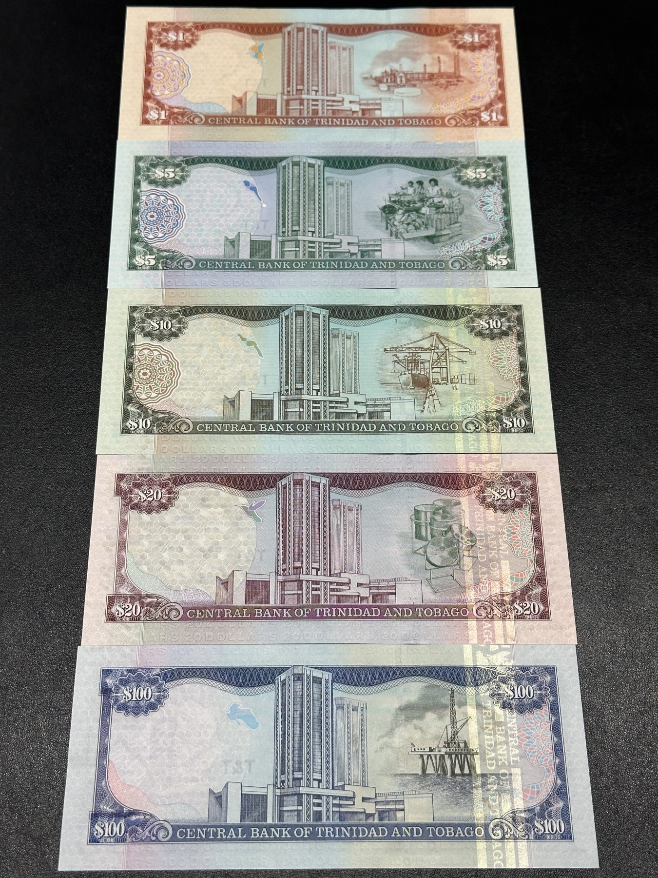 《外钞收藏家》第三百五十六期（美洲纸币专场） 特立尼达和多巴哥2002年1/5/10/20/100元，套币5枚全（P41-45）全新
