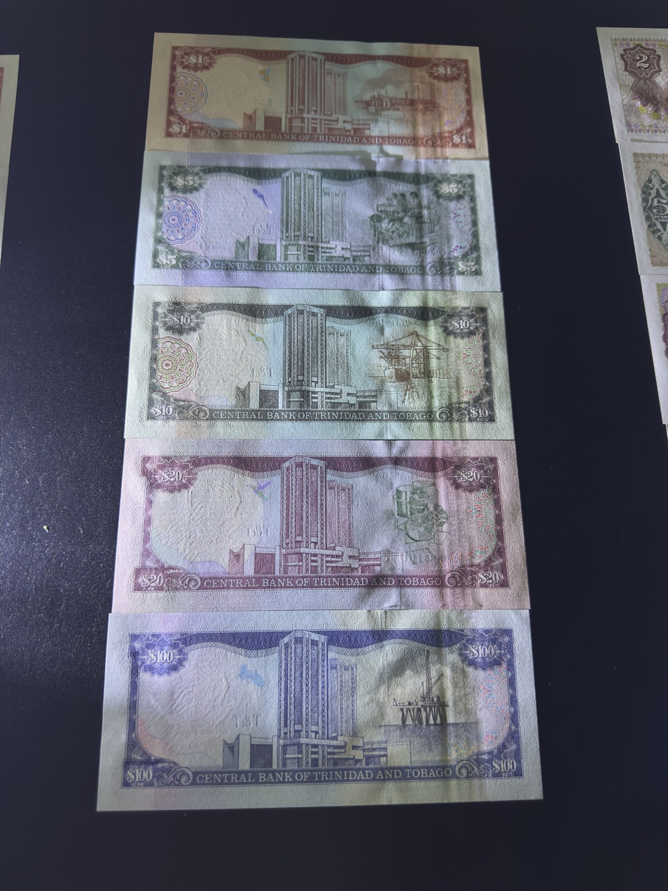 《外钞收藏家》第三百五十六期（美洲纸币专场） 特立尼达和多巴哥2002年1/5/10/20/100元，套币5枚全（P41-45）全新