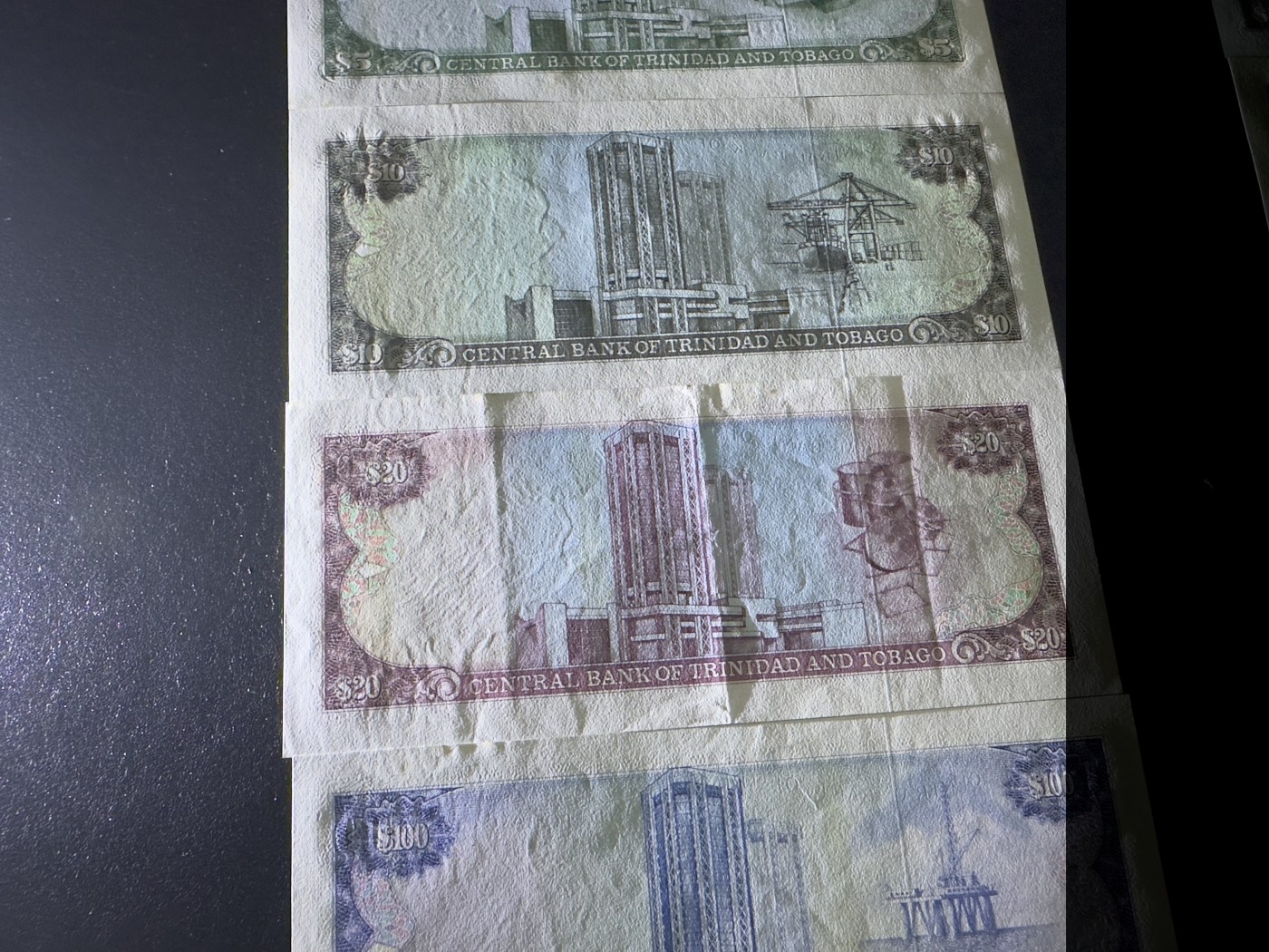 《外钞收藏家》第三百五十六期（美洲纸币专场） 特立尼达和多巴哥1985年1/5/10/20/100元，套币5枚全（P36-40） 20面额有折 有少量黄斑