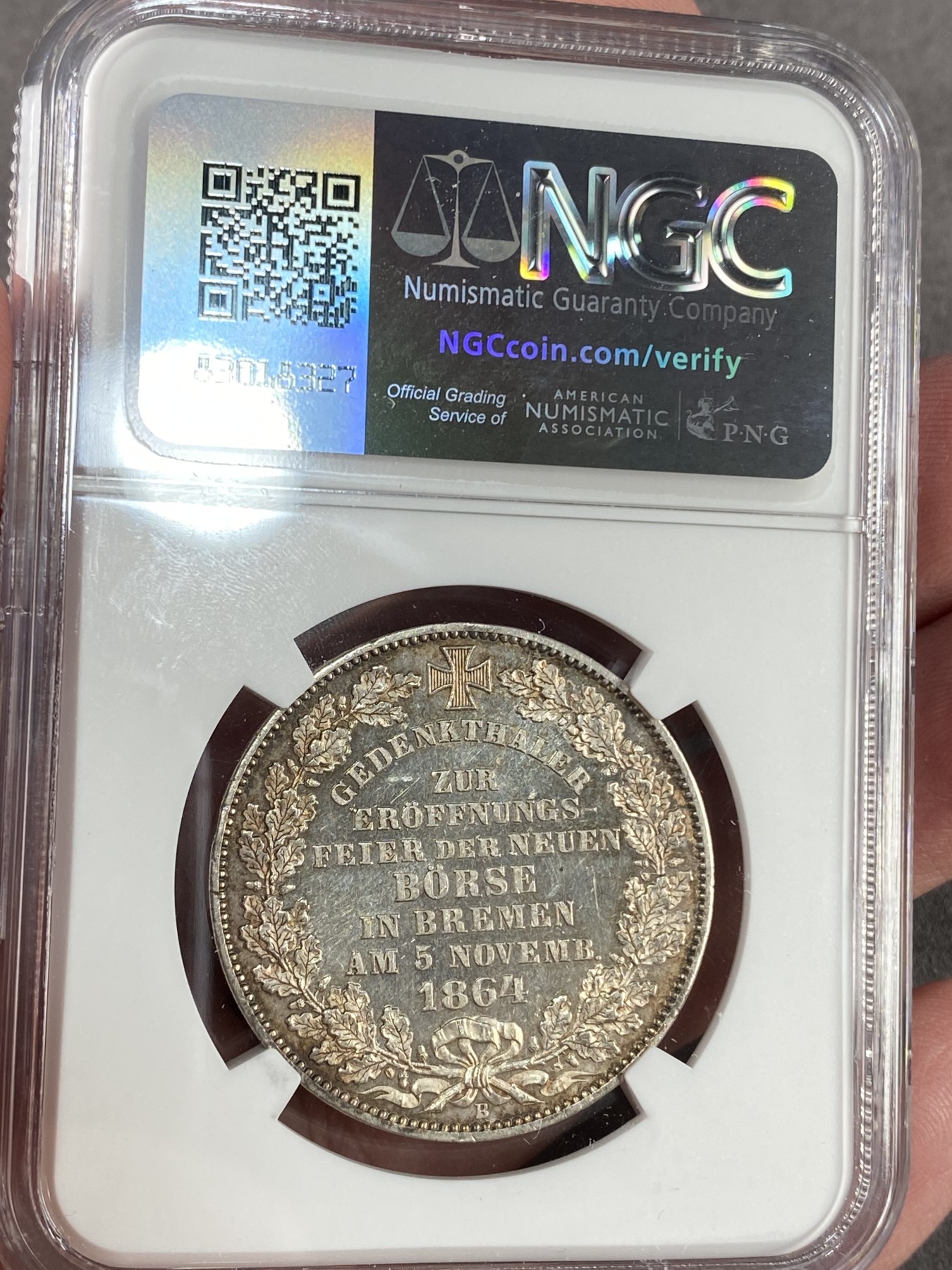 万国钱币拍卖第023期（金辉银韵之夜） NGC MS61 1864年德国不莱梅证交所落成纪念流通1泰勒 经典景观泰勒 发行量仅仅7000枚 金彩裹身