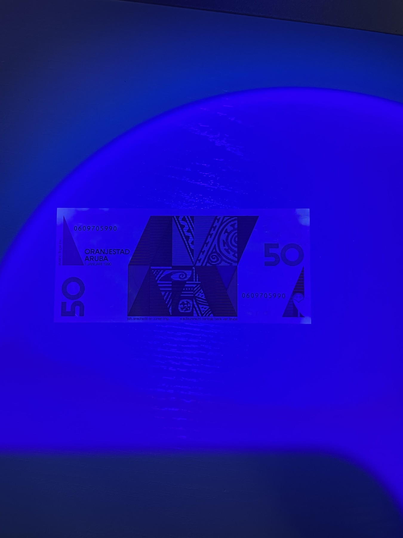 《外钞收藏家》第三百五十六期（美洲纸币专场） 阿鲁巴1990年50弗洛林（P9）UNC- 角上轻微黄 有潮