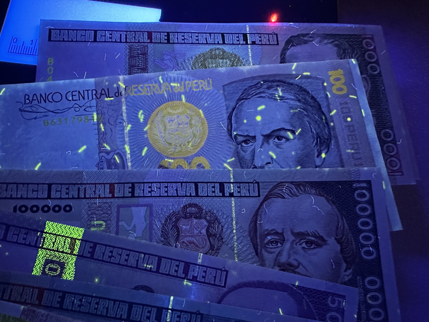 《外钞收藏家》第三百五十六期（美洲纸币专场） 秘鲁中期套币10/50/100/500/1000/5000/10000/50000/10W/100W各种面值，10枚不同 全新 个别有黄潮癍