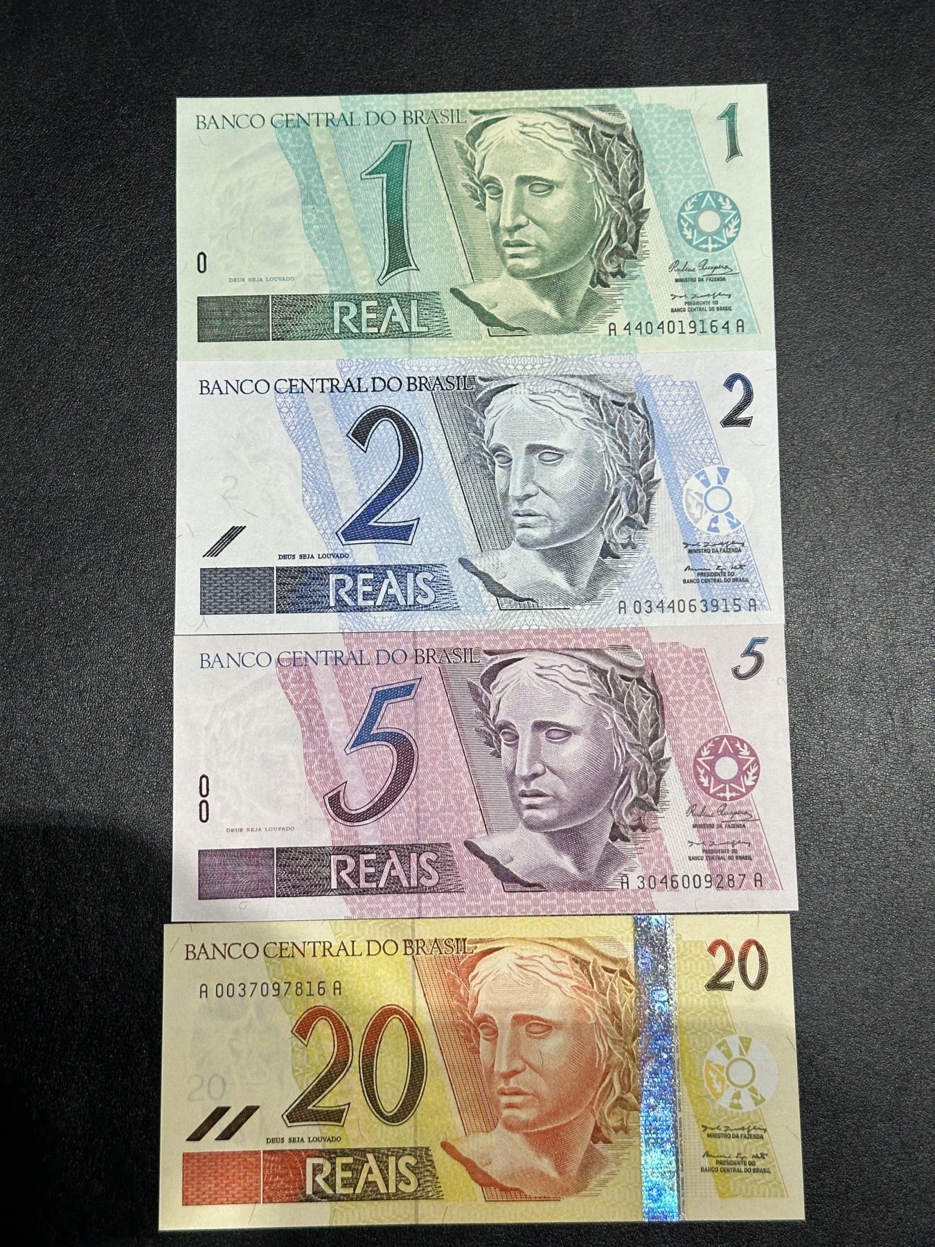 《外钞收藏家》第三百五十六期（美洲纸币专场） 巴西现代币1-20，4枚 全新