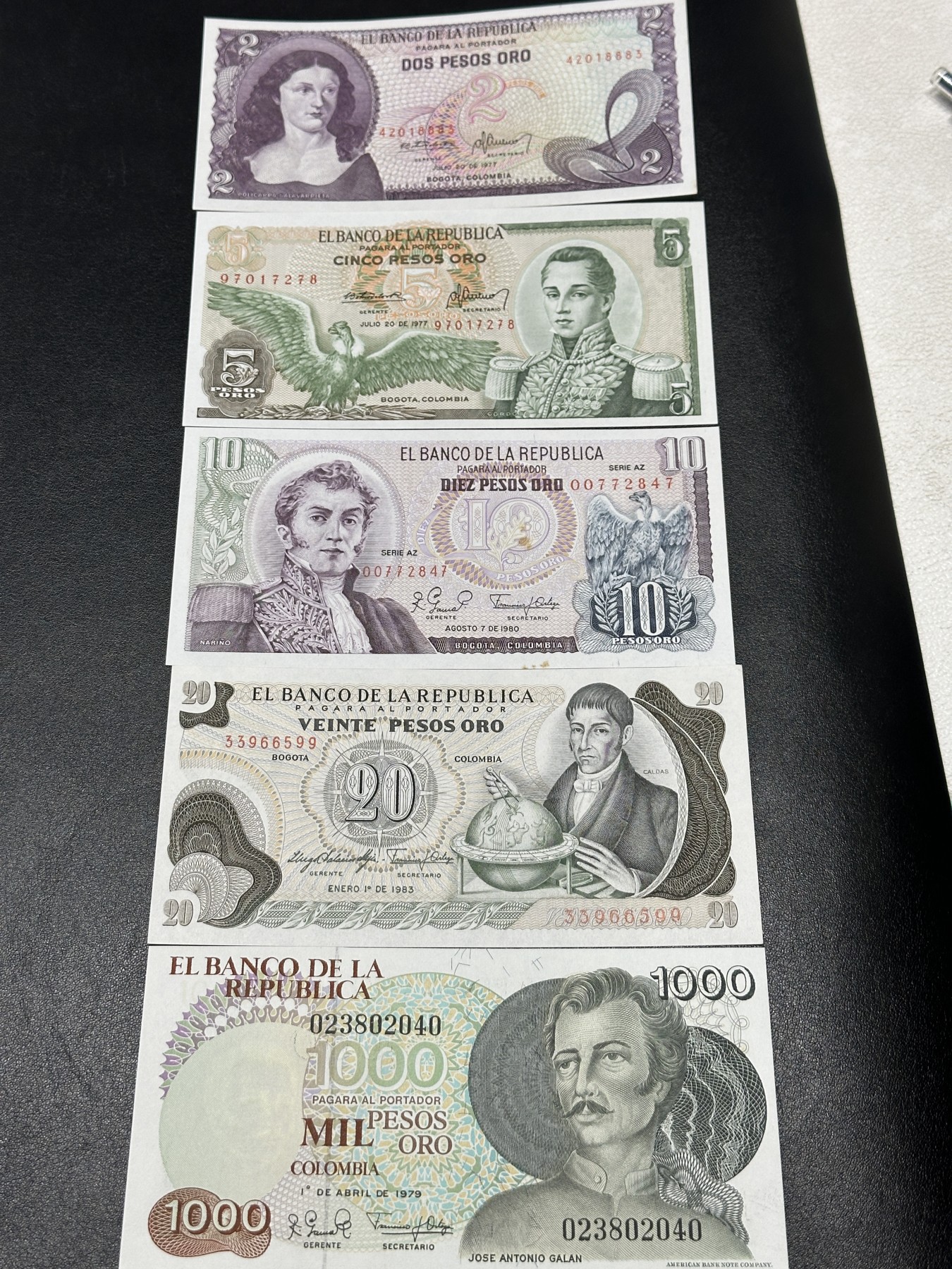 《外钞收藏家》第三百五十六期（美洲纸币专场） 哥伦比亚2/5/10/20/1000比索，5枚 有两张有黄斑