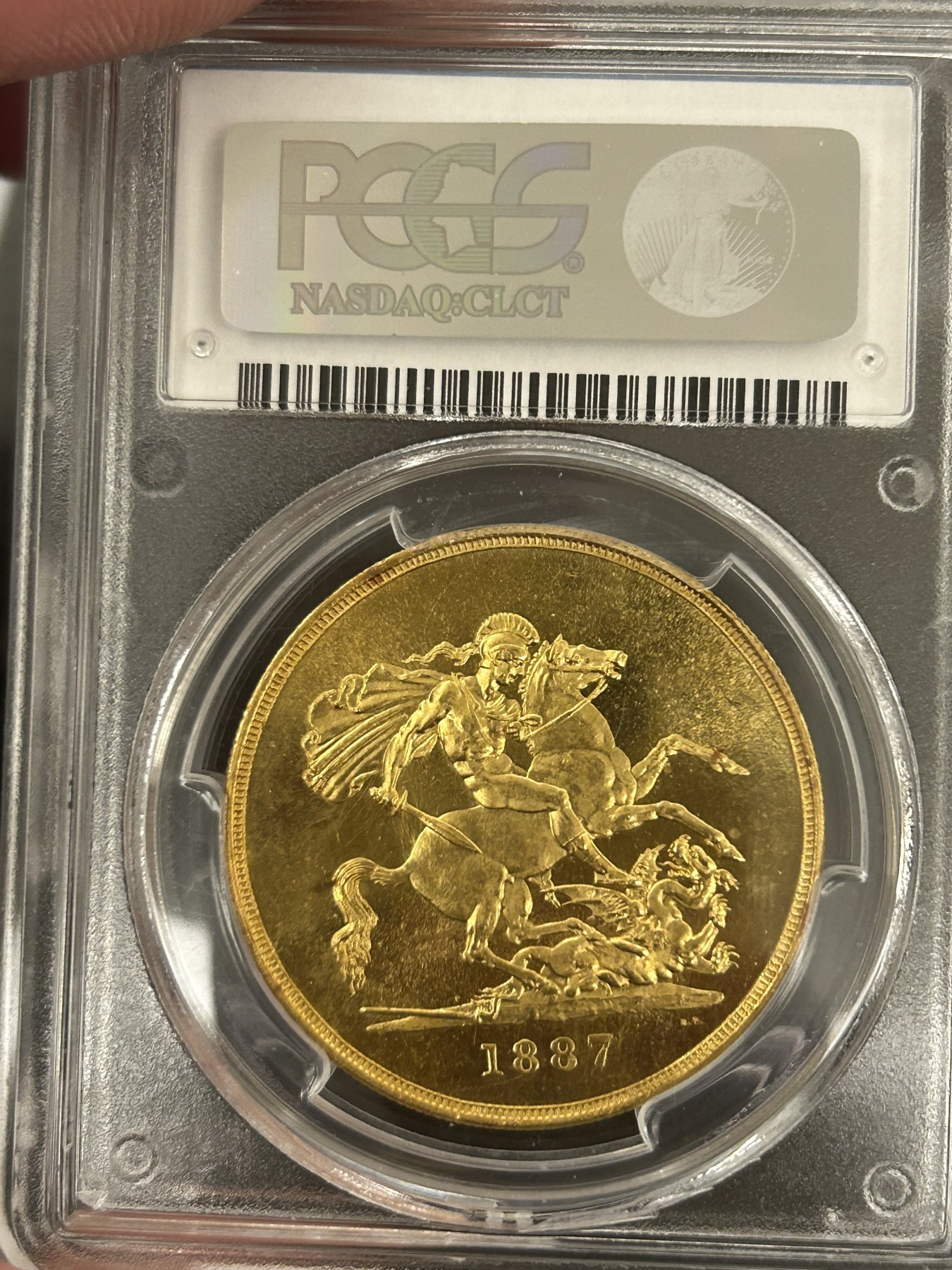 万国钱币拍卖第023期（金辉银韵之夜） PCGS MS62+ 1887英国维多利亚女王5镑金币 发行量54000枚，近40g的重量足以在流通金币当中傲视群雄，黄金的闪耀与经典的圣乔治屠龙完美结合，此枚打制深峻，底板类镜面质感，光泽强烈，在黄金暴涨的大环境下，堪称投资与收藏的双赢之选，再高半分的价格可能就是另一个档次的存在，此次入手机会切勿错过。