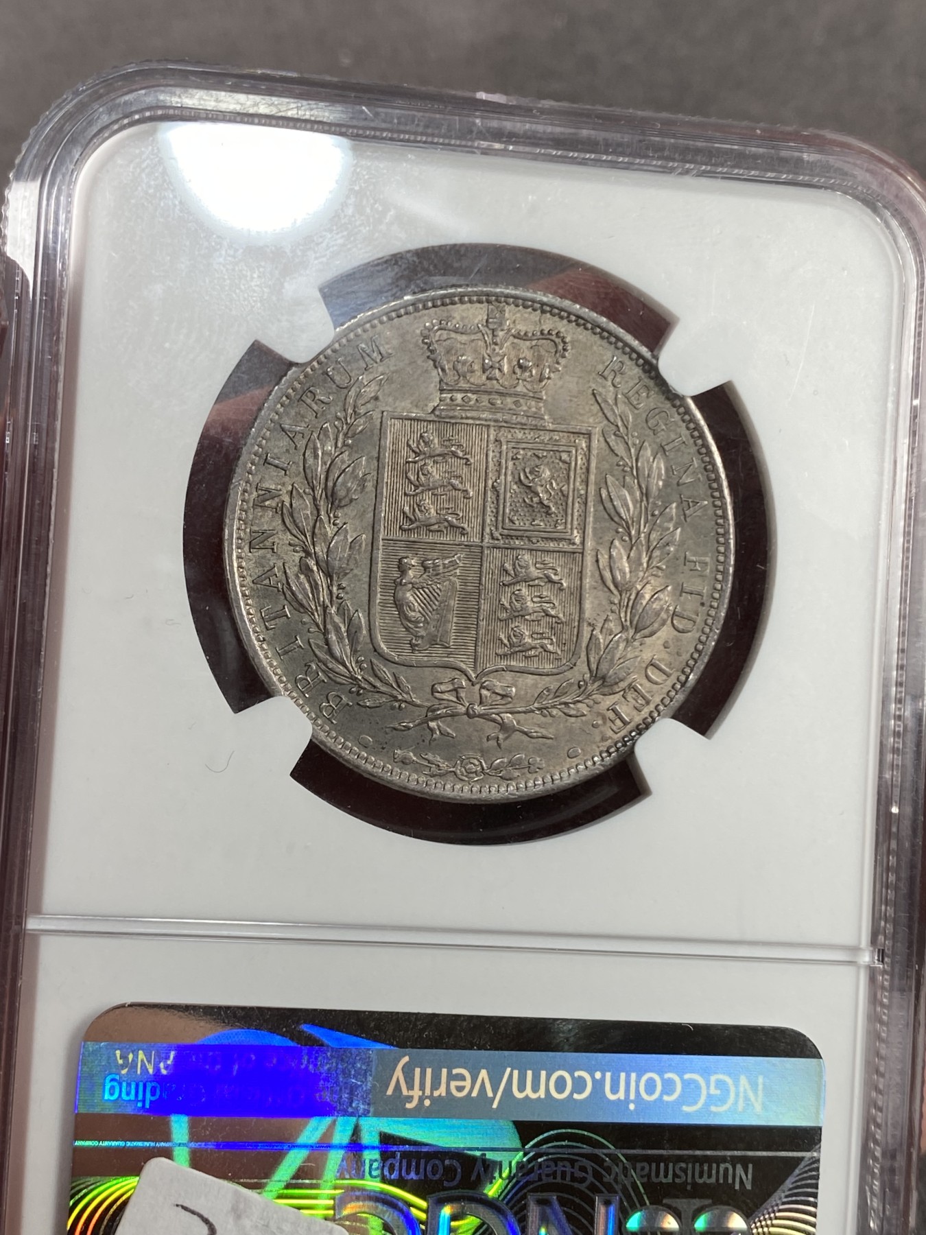 万国钱币拍卖第023期（金辉银韵之夜） NGC MS62 1884英国小维半克朗 包浆均匀一色，非常舒服的状态。
