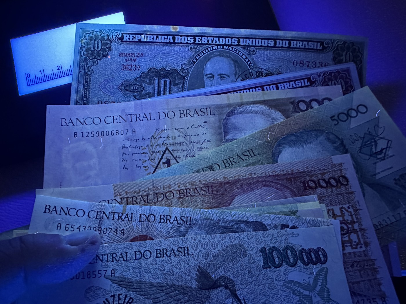 《外钞收藏家》第三百五十六期（美洲纸币专场） 巴西改值币，包括圆形加盖、三角加盖、长方形加盖、花式加盖等，13枚 全新 个别有黄潮癍