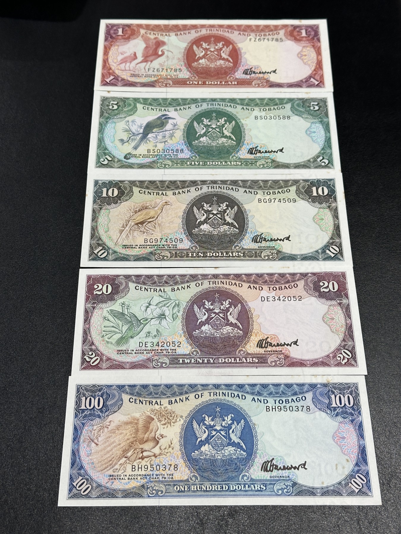 《外钞收藏家》第三百五十六期（美洲纸币专场） 特立尼达和多巴哥1985年1/5/10/20/100元，套币5枚全（P36-40） 20面额有折 有少量黄斑
