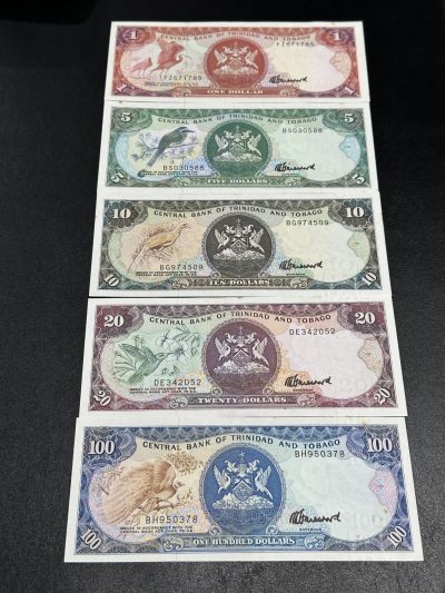 《外钞收藏家》第三百五十六期（美洲纸币专场） - 特立尼达和多巴哥1985年1/5/10/20/100元，套币5枚全（P36-40） 20面额有折 有少量黄斑