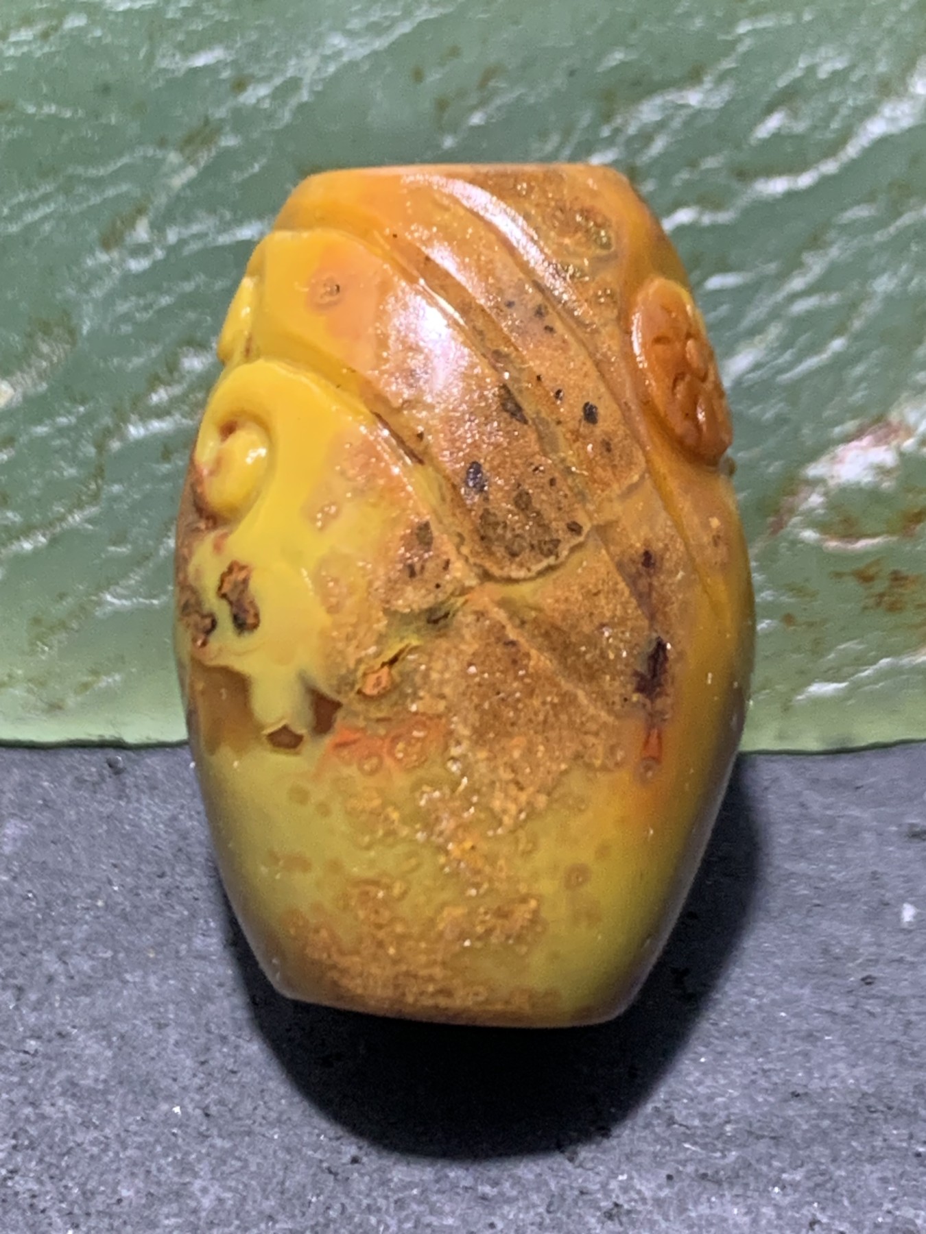精美亚光高润度战国红玛瑙手工俏色巧雕金鱼桶珠一个！
