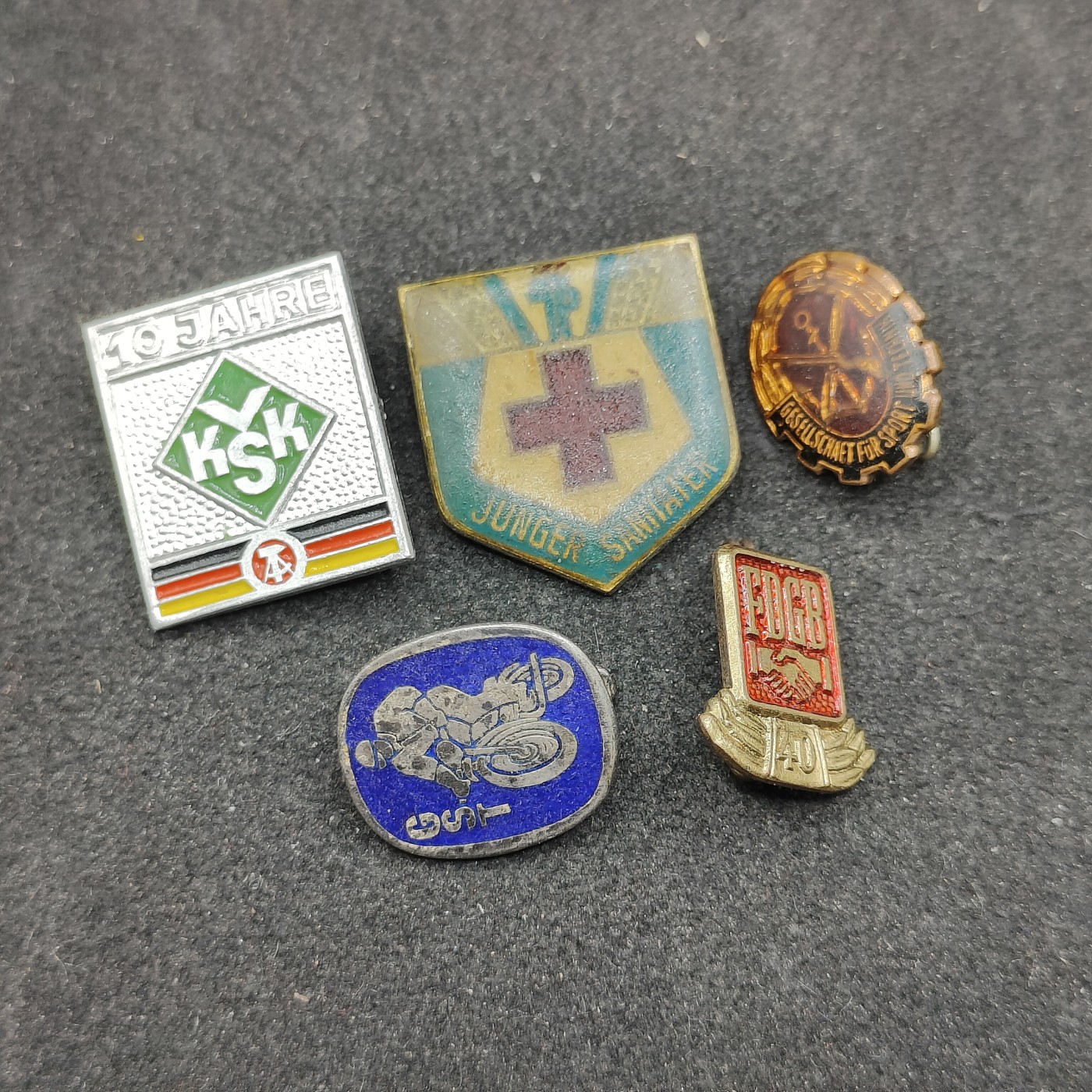 全场0元起拍 第147期 咸鱼国勋章拍卖专场 4月14日（周日）下午6：00开始 东德徽章一组