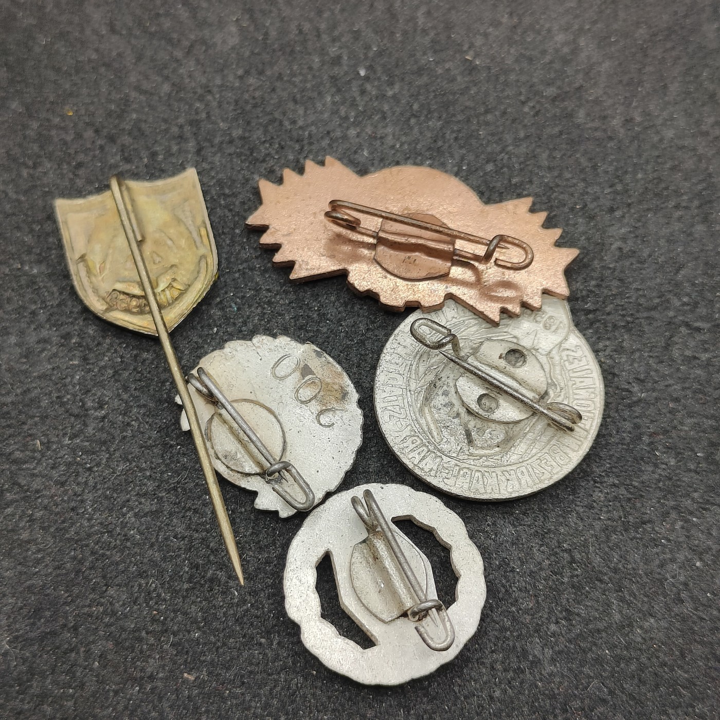 全场0元起拍 第147期 咸鱼国勋章拍卖专场 4月14日（周日）下午6：00开始 东德徽章一组