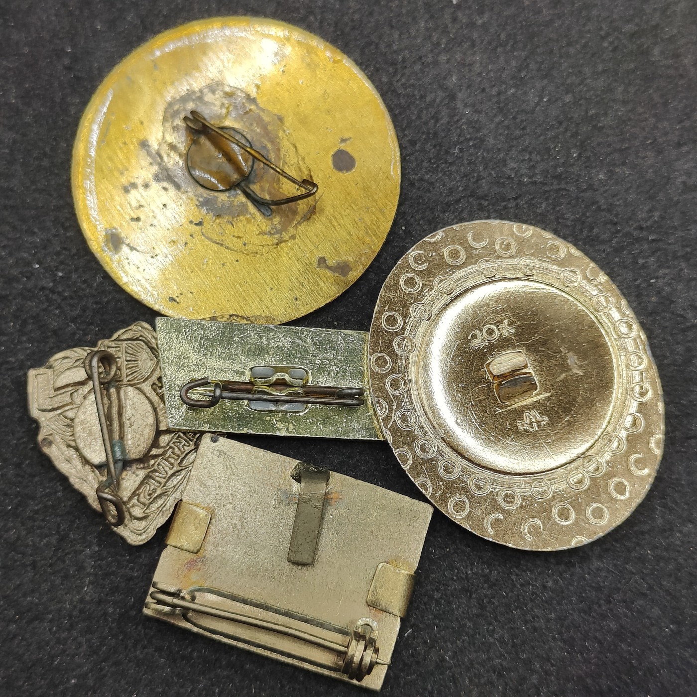 全场0元起拍 第147期 咸鱼国勋章拍卖专场 4月14日（周日）下午6：00开始 东德徽章一组