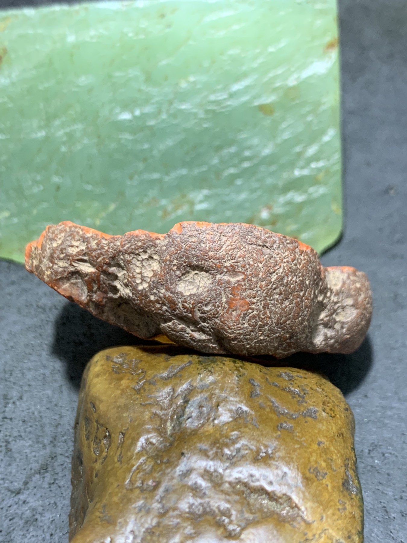 精美荔枝冻飘柿子红原皮南红玛瑙明料原石一颗，