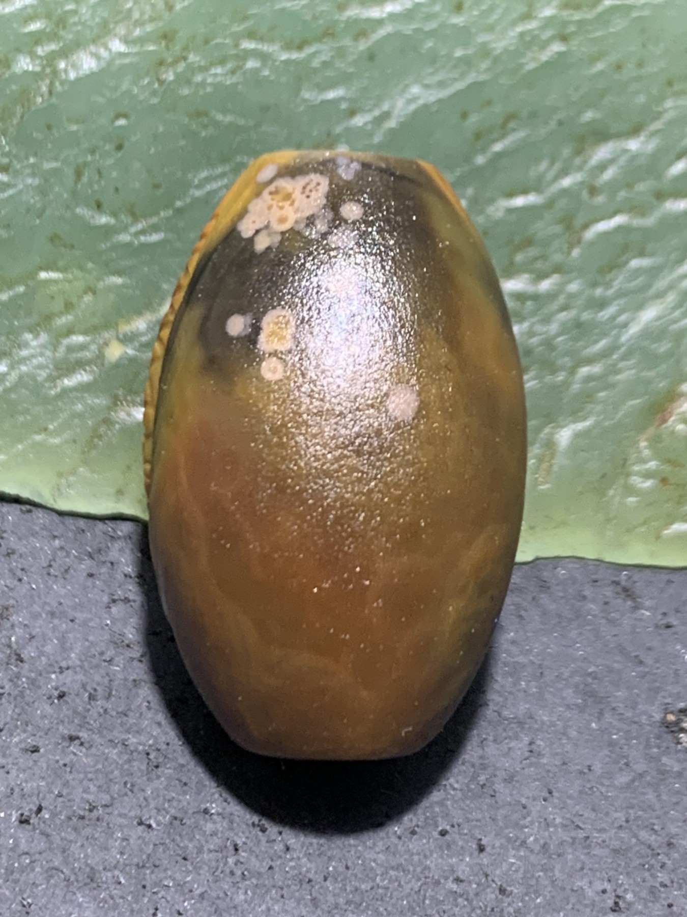 精美亚光战国红玛瑙手工俏色巧雕鲤鱼出水桶珠一个，