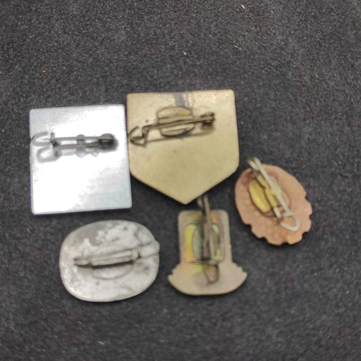 全场0元起拍 第147期 咸鱼国勋章拍卖专场 4月14日（周日）下午6：00开始 东德徽章一组