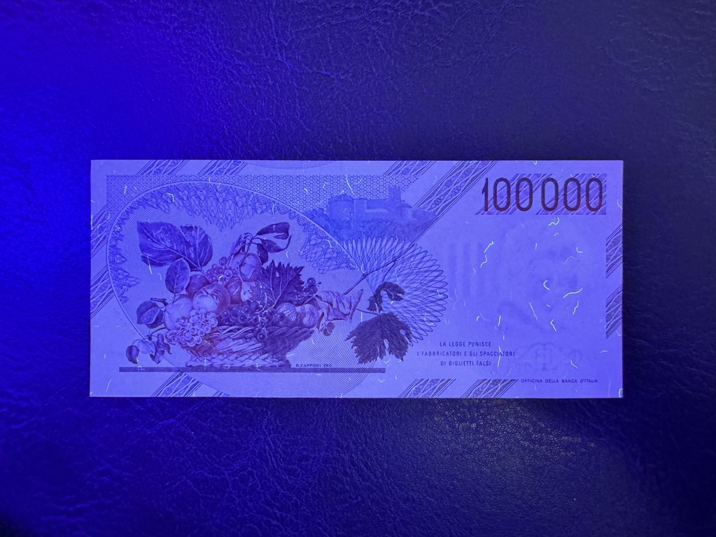 收藏联盟Quantum Auction 第337期拍卖  意大利1983年100000里拉 品相UNC 角有瑕疵 细节如图  拉瓦乔名画《占卜者》和《一蓝水果》 