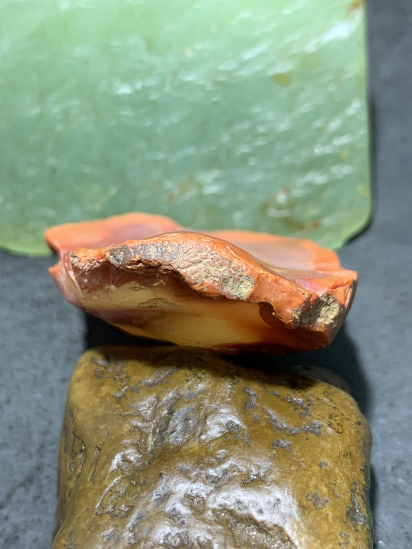 精美荔枝冻飘柿子红原皮南红玛瑙明料原石一颗，