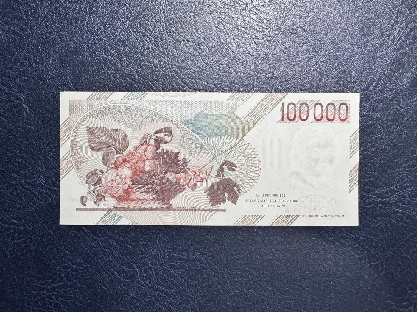 收藏联盟Quantum Auction 第337期拍卖  意大利1983年100000里拉 品相UNC 角有瑕疵 细节如图  拉瓦乔名画《占卜者》和《一蓝水果》 