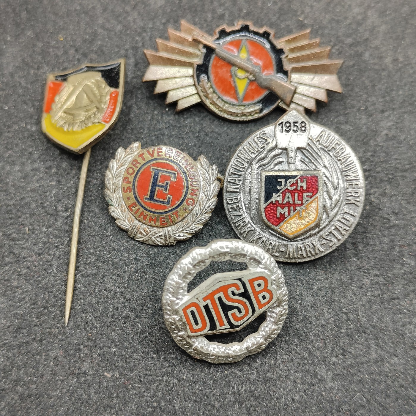 全场0元起拍 第147期 咸鱼国勋章拍卖专场 4月14日（周日）下午6：00开始 东德徽章一组