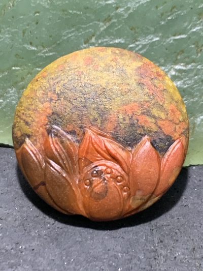 精美亚光草花纹战国红玛瑙手工俏色巧雕荷花板珠一个！ - 精美亚光草花纹战国红玛瑙手工俏色巧雕荷花板珠一个！