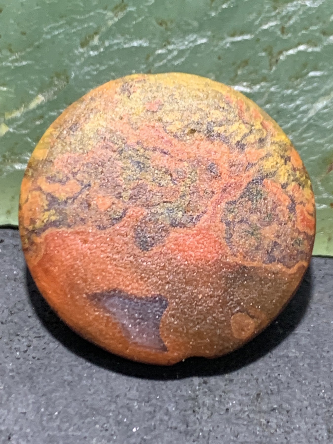精美亚光草花纹战国红玛瑙手工俏色巧雕荷花板珠一个！