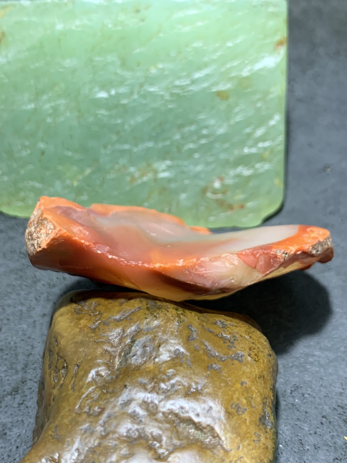 精美荔枝冻飘柿子红原皮南红玛瑙明料原石一颗，