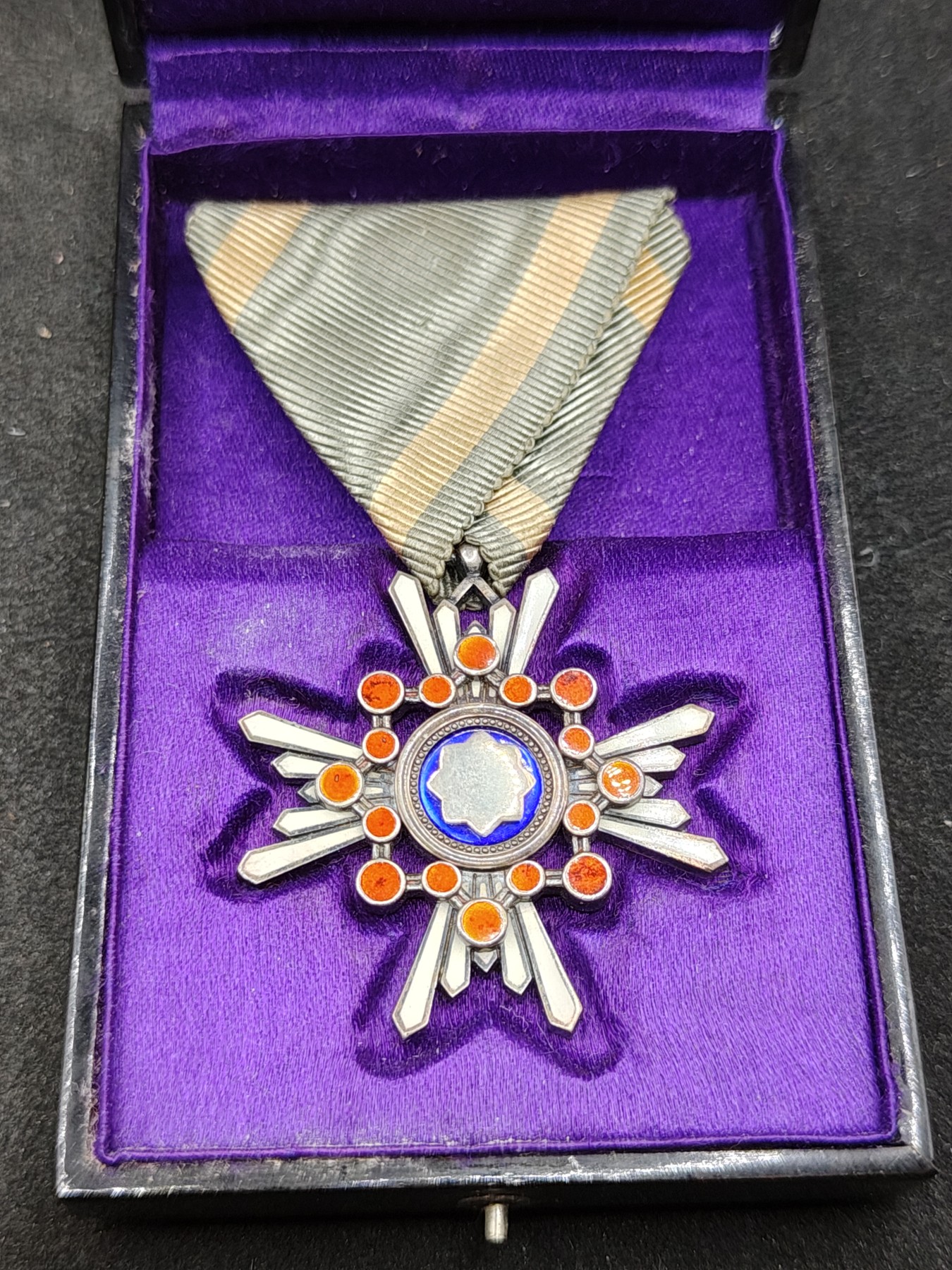 全场0元起拍 第147期 咸鱼国勋章拍卖专场 4月14日（周日）下午6：00开始 稀少蓝色绶带 明治早期 日本六等瑞宝章银制带盒