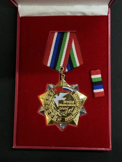老王徽章第三十五期 - 和平使命2005纪念章.少见带编号