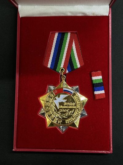 老王徽章第三十五期 - 和平使命2005纪念章.少见带编号