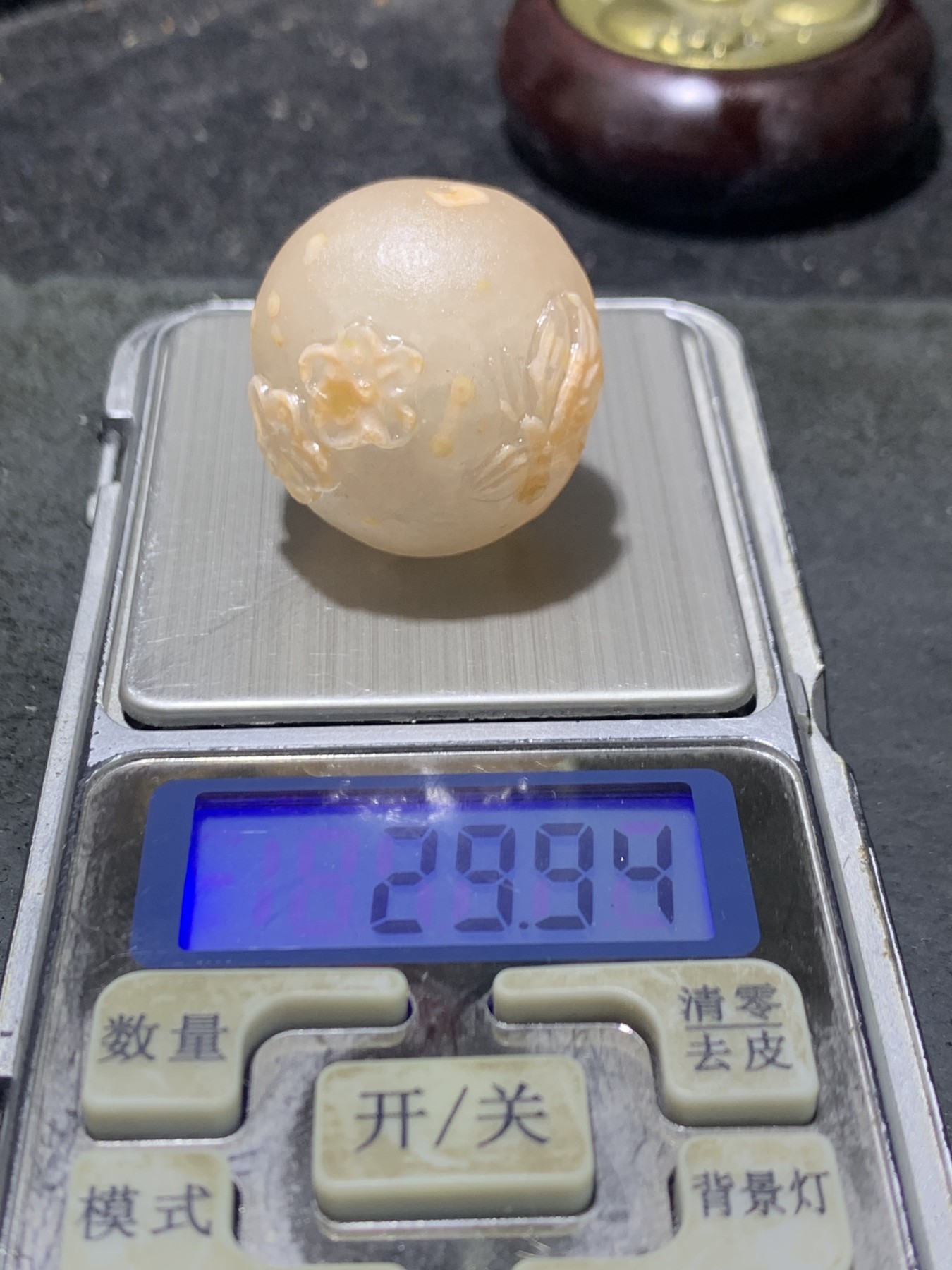 精美亚光冰飘战国红玛瑙手工俏色巧雕蝶恋花随形珠一颗！