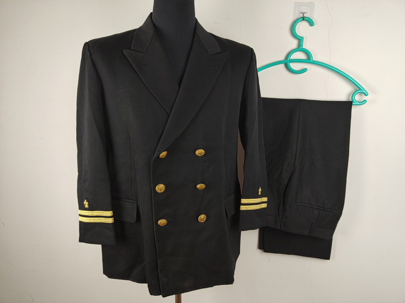 全场0元起拍 第147期 咸鱼国勋章拍卖专场 4月14日（周日）下午6：00开始 日本海上干部制服一套 胸围104 肩宽46 衣长72 袖长55 腰围76 裤长98