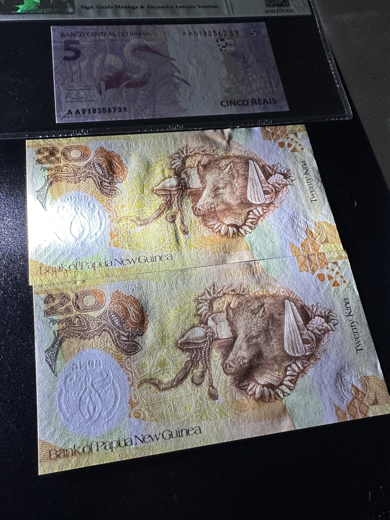 《外钞收藏家》第三百五十八期（连拍第三场） 巴布亚20一对含补号+巴西AA版5元 全新UNC