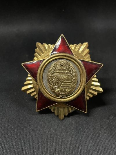 戎马世界章牌大赏第64期，朝鲜专场 - 朝鲜建军20周年纪念勋章，非常少见竖针编号版，号段10092