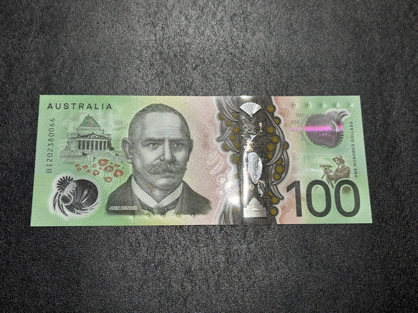 《外钞收藏家》第三百五十八期（连拍第三场） 澳大利亚最新版100元 全新UNC 无47靓号