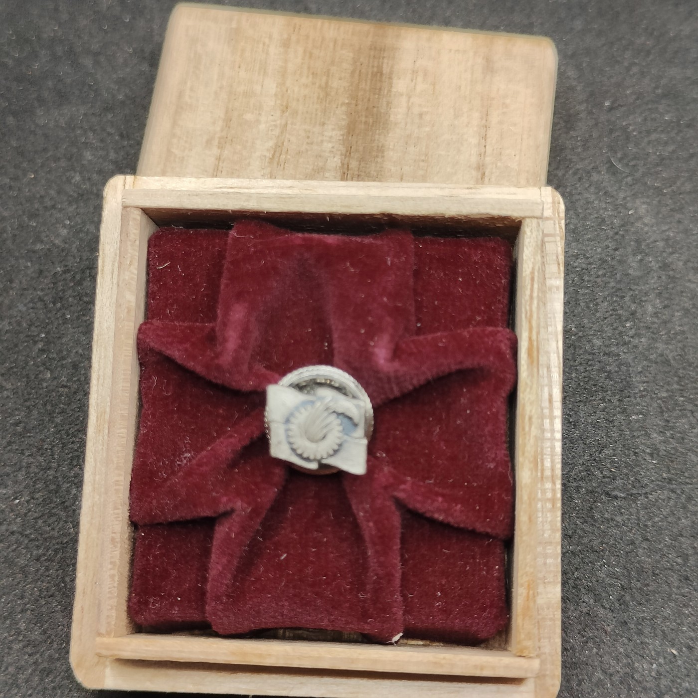 全场0元起拍 第147期 咸鱼国勋章拍卖专场 4月14日（周日）下午6：00开始 日本共产党 党员领扣章 纯银制