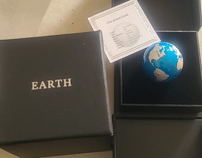 【币将精彩】世界钱币拍卖专场(2024-4-13) - 纽埃2023年星球系列地球立体球形银币  999银40克，直径40毫米，发行888枚，带证书包装