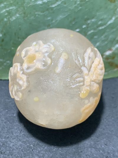 精美亚光冰飘战国红玛瑙手工俏色巧雕蝶恋花随形珠一颗！ - 精美亚光冰飘战国红玛瑙手工俏色巧雕蝶恋花随形珠一颗！