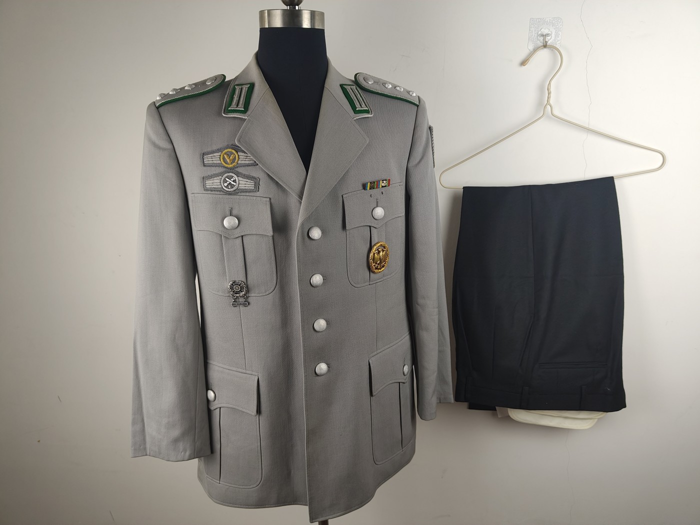 全场0元起拍 第147期 咸鱼国勋章拍卖专场 4月14日（周日）下午6：00开始 西德陆军步兵常服一套 上尉阶级 胸围105 肩宽48 衣长76 袖长60 腰围86 裤长98+10