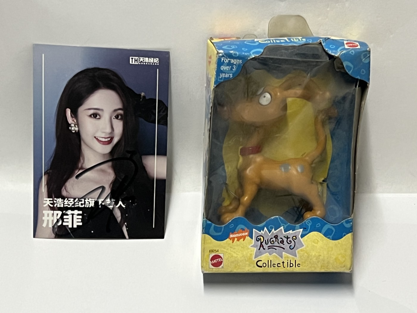 零元拍：邢菲亲笔签名宣传卡，拍中就送美泰正版动画片《淘气小宾宾》吊卡，1998年出品，全新未拆哦，盒旧。