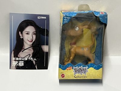 零元拍：邢菲亲笔签名宣传卡，拍中就送美泰正版动画片《淘气小宾宾》吊卡，1998年出品，全新未拆哦，盒旧。 - 零元拍：邢菲亲笔签名宣传卡，拍中就送美泰正版动画片《淘气小宾宾》吊卡，1998年出品，全新未拆哦，盒旧。