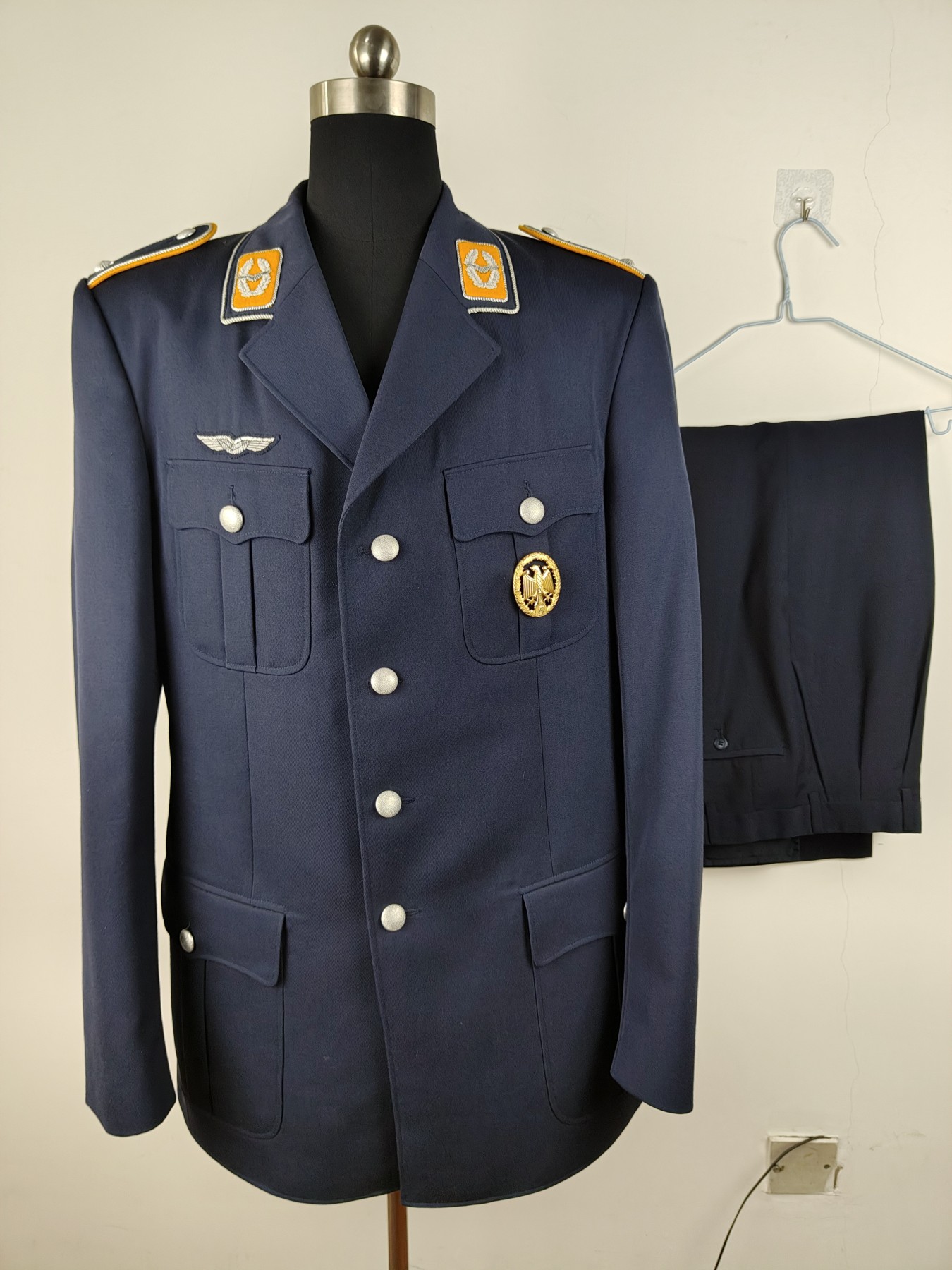 全场0元起拍 第147期 咸鱼国勋章拍卖专场 4月14日（周日）下午6：00开始 西德空军尉官常服一套夏服裤子 胸围110 肩宽50 衣长88 袖长72 腰围86 裤长105