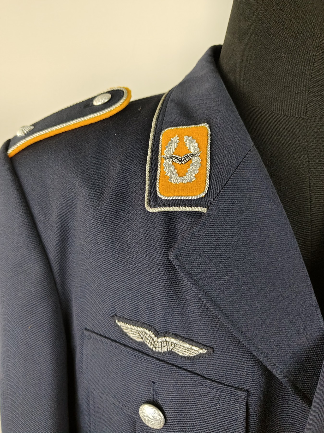 全场0元起拍 第147期 咸鱼国勋章拍卖专场 4月14日（周日）下午6：00开始 西德空军尉官常服一套夏服裤子 胸围110 肩宽50 衣长88 袖长72 腰围86 裤长105